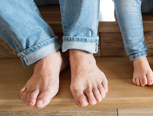 Podotherapeut onderzoekt voet bij hielspoor